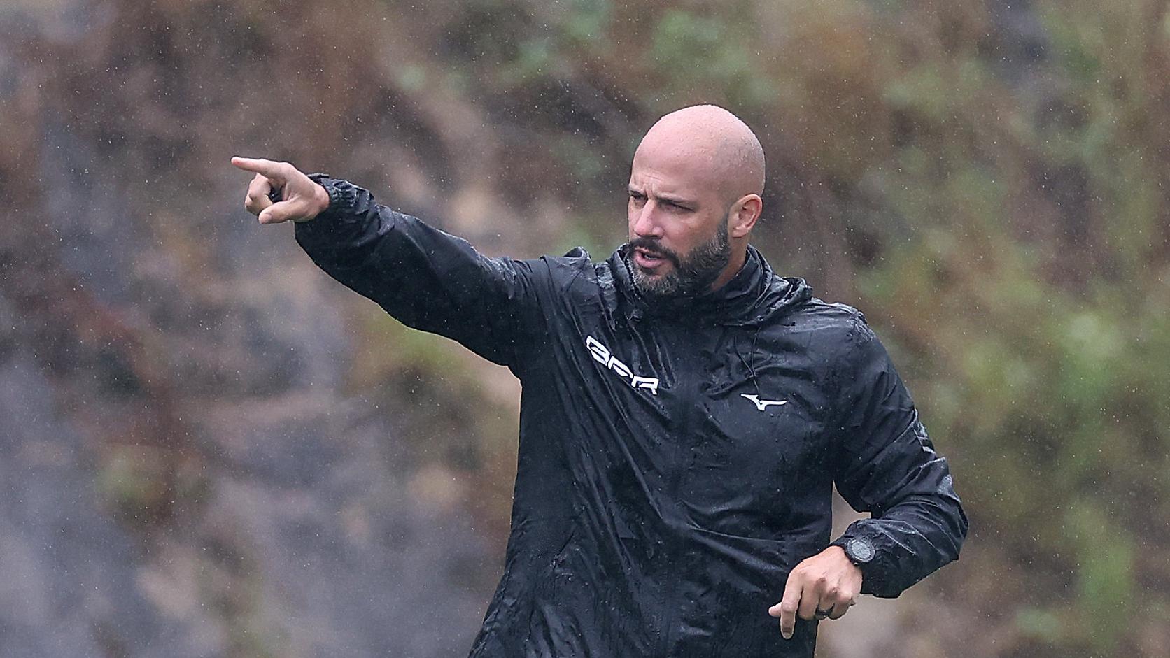 Franclim Carvalho aponta durante treino do Botafogo sob chuva.