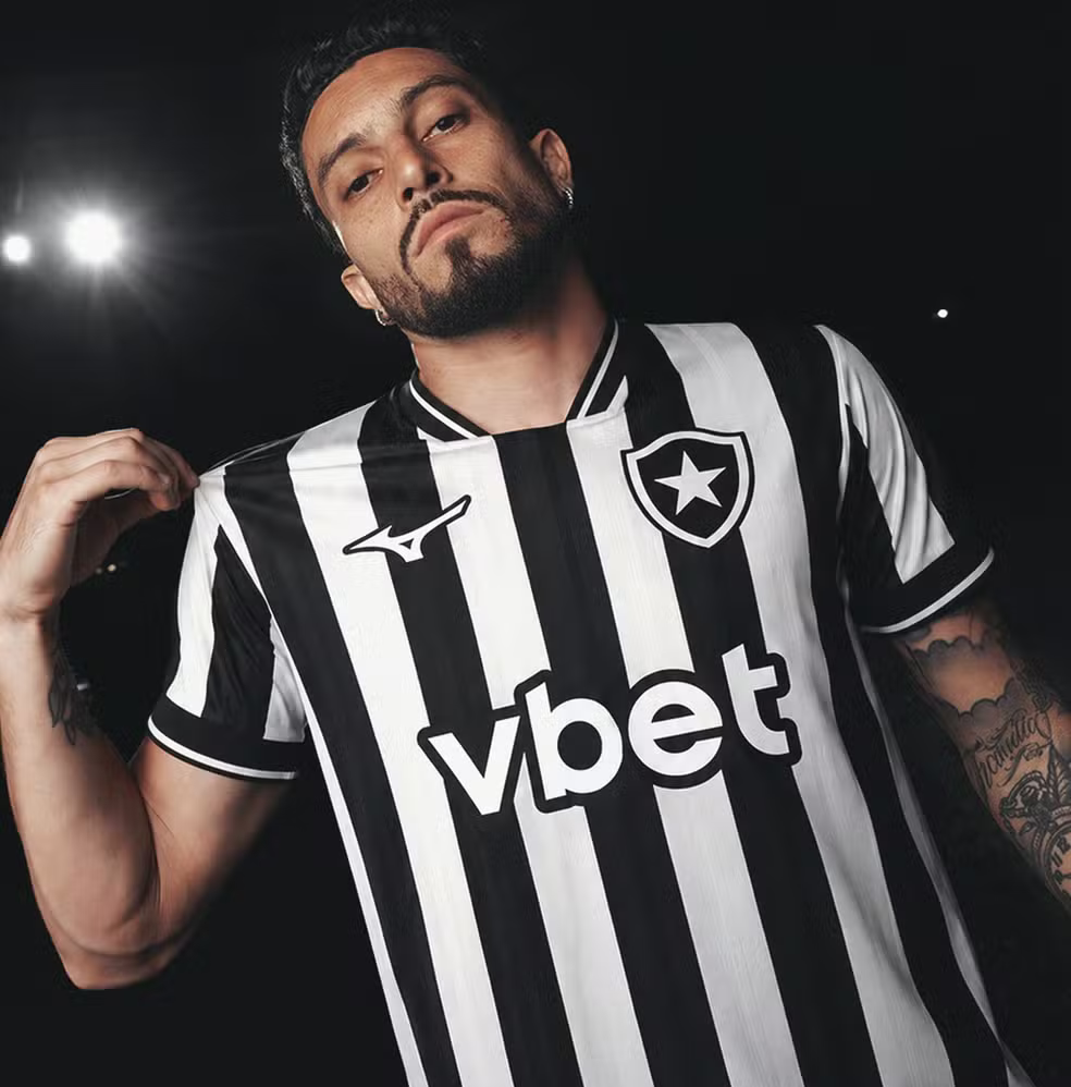 Alex Telles veste a primeira camisa do Botafogo produzida pela Mizuno.