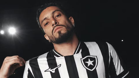 Capa de Botafogo lança primeira camisa da era Mizuno