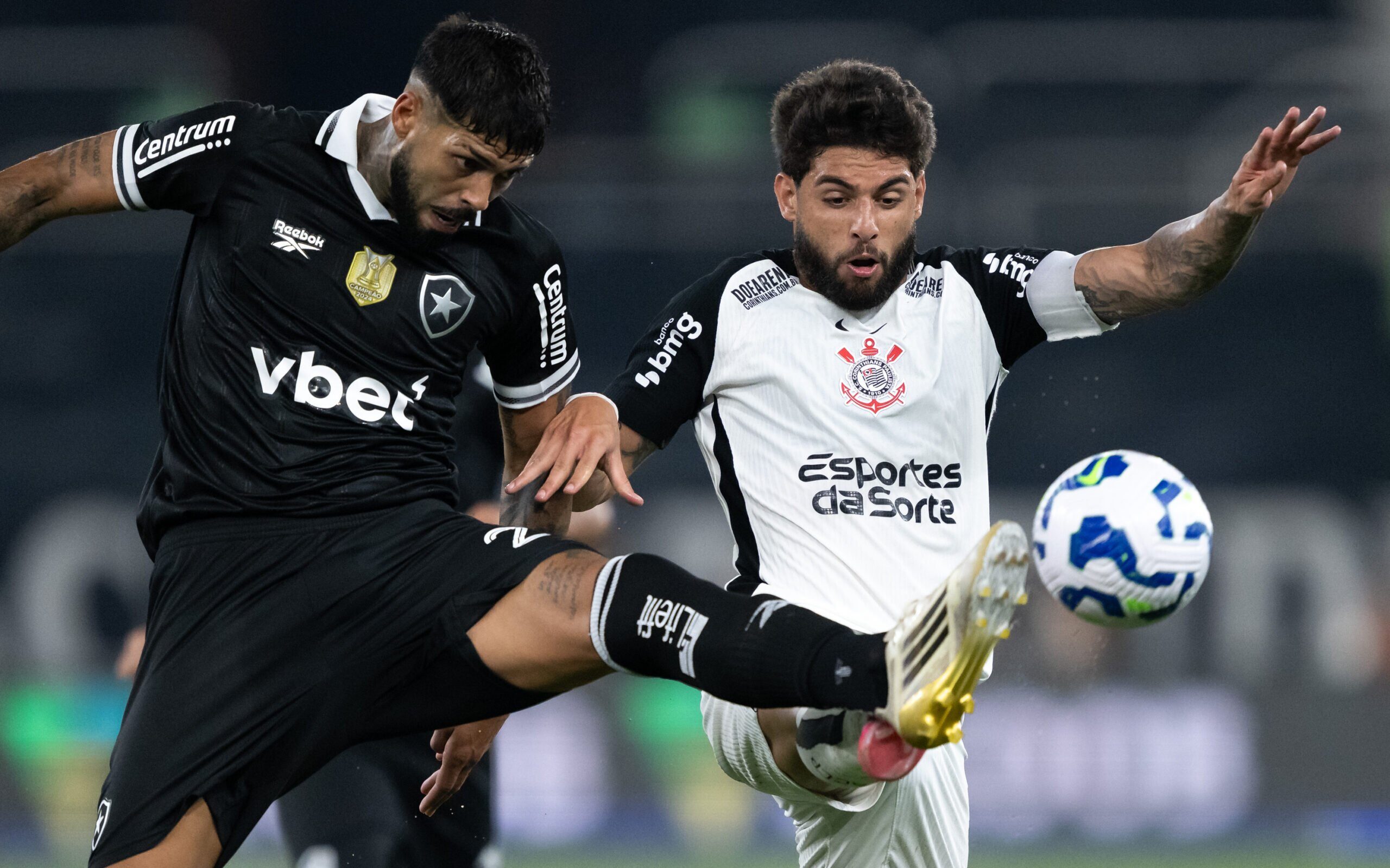Jogador do Botafogo disputa a bola com atleta do Corinthians em lance da partida.
