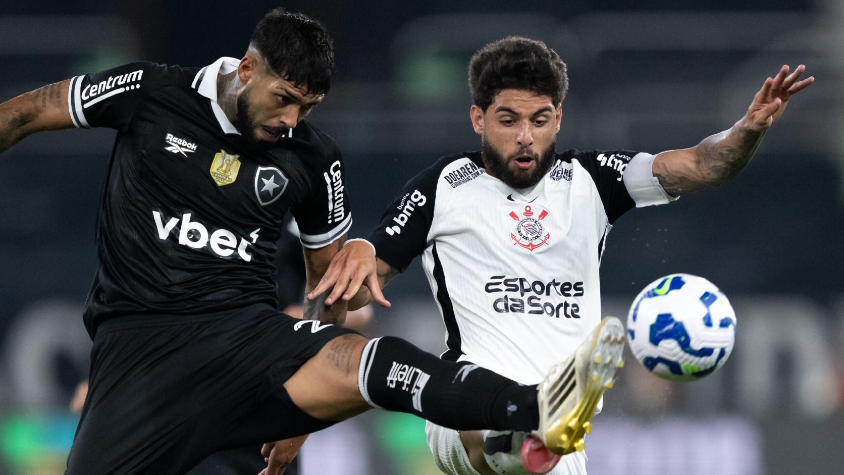 Jogador do Botafogo disputa a bola com atleta do Corinthians em lance da partida.