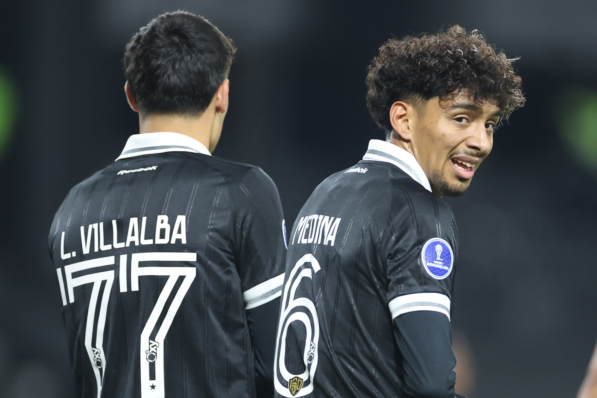 Lucas Villalba e Cristian Medina com a camisa preta do Botafogo na Sul-Americana.