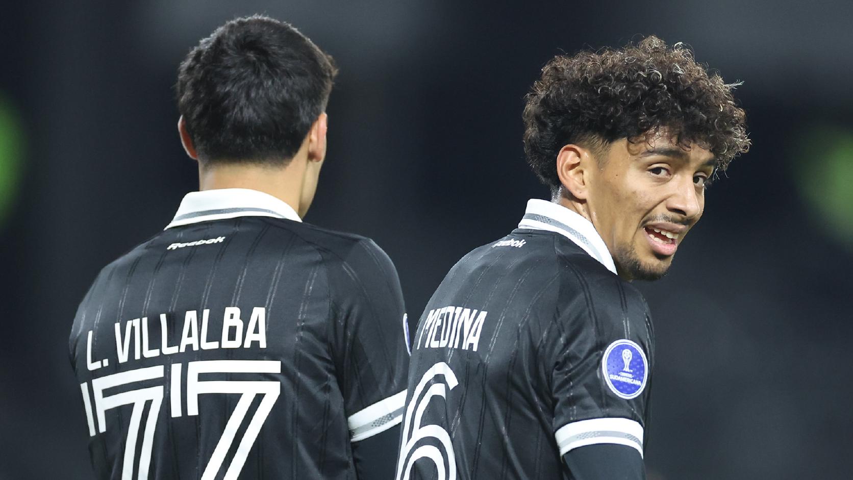Lucas Villalba e Cristian Medina com a camisa preta do Botafogo na Sul-Americana.