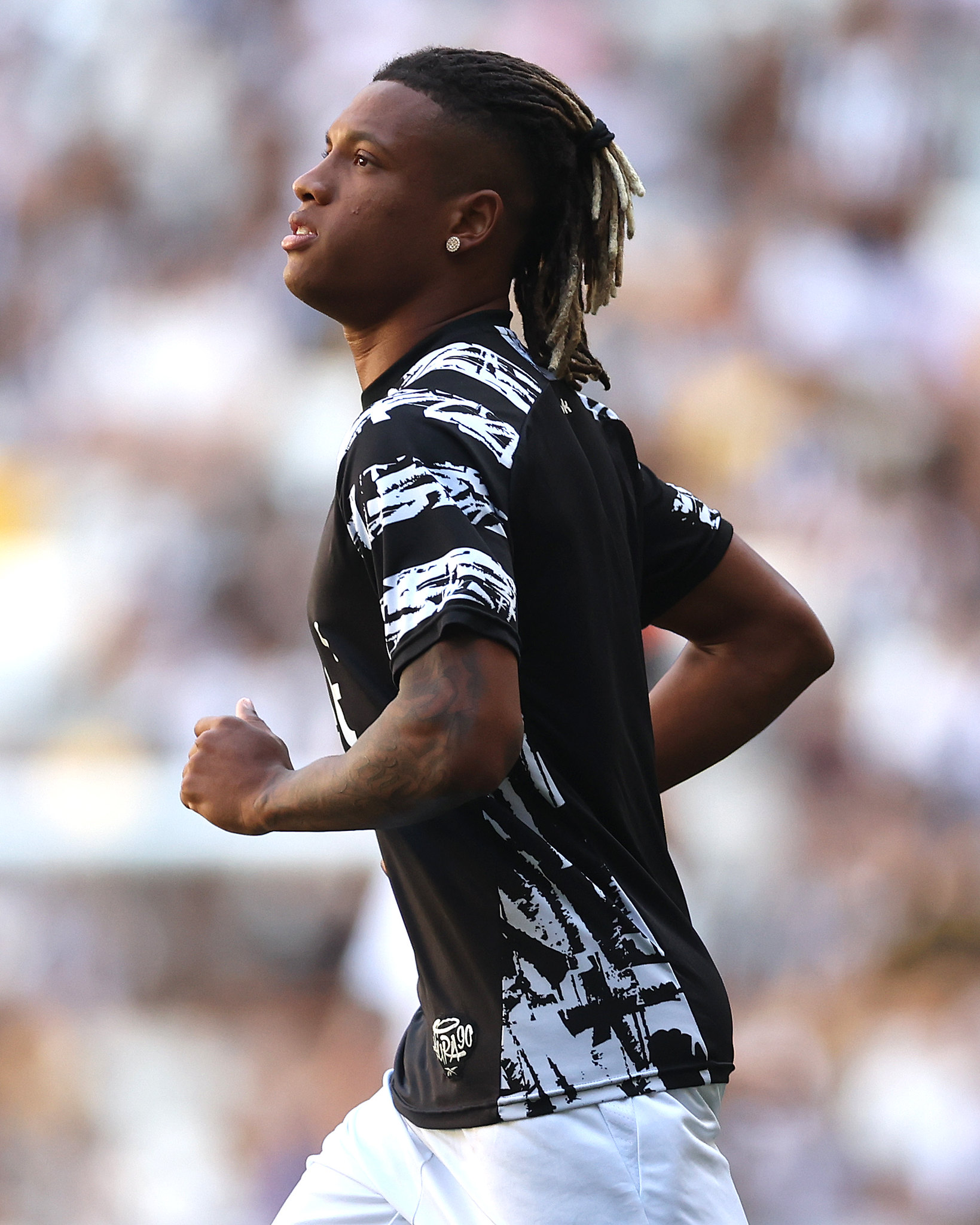 Danilo em campo pelo Botafogo, em imagem usada na cobertura sobre seu futuro.