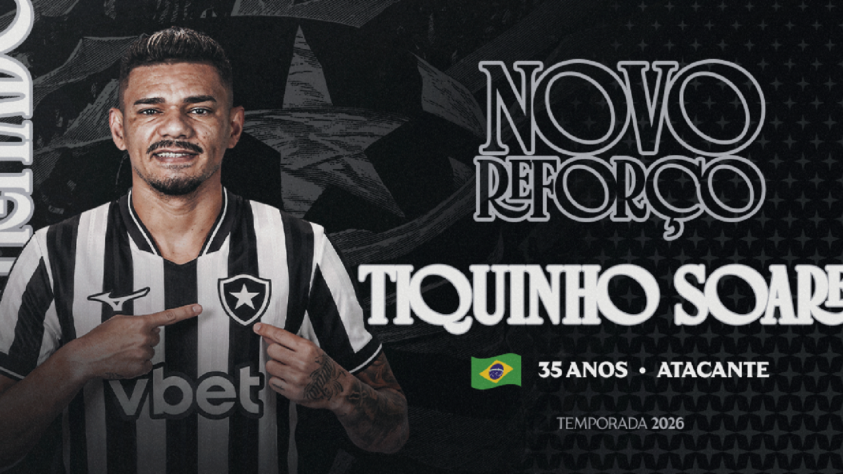 Tiquinho Soares com a camisa alvinegra no anúncio de seu retorno ao Botafogo.